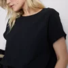 Locker sitzendes T-Shirt mit Rundhalsausschnitt und guter Luftzirkulation Locker sitzendes T-Shirt mit Rundhalsausschnitt und guter Luftzirkulation
