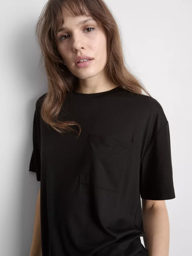 Longline-T-Shirt mit aufgesetzter Tasche Longline-T-Shirt mit aufgesetzter Tasche