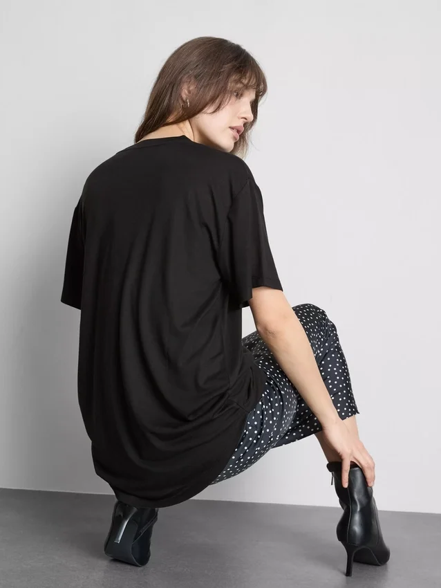Longline-T-Shirt mit aufgesetzter Tasche Longline-T-Shirt mit aufgesetzter Tasche