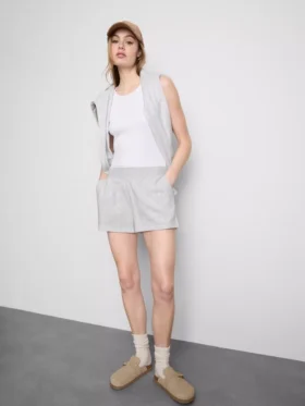 Lounge-Shorts aus Baumwolle mit geschlitztem Saum Lounge-Shorts aus Baumwolle mit geschlitztem Saum