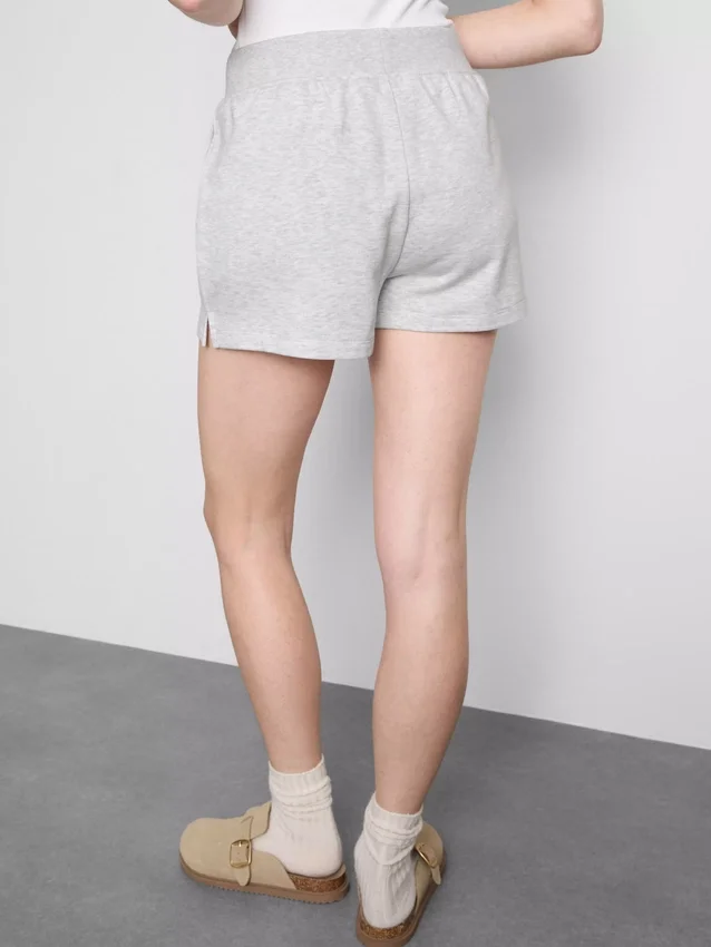 Lounge-Shorts aus Baumwolle mit geschlitztem Saum Lounge-Shorts aus Baumwolle mit geschlitztem Saum