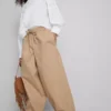 Lässige Hose mit ausgestelltem Bein Lässige Hose mit ausgestelltem Bein