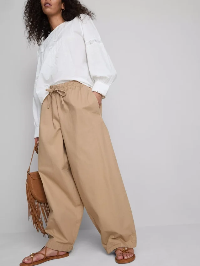 Lässige Hose mit ausgestelltem Bein Lässige Hose mit ausgestelltem Bein