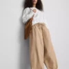 Lässige Hose mit ausgestelltem Bein Lässige Hose mit ausgestelltem Bein