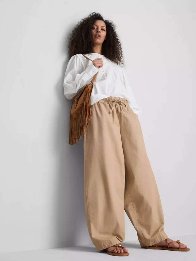 Lässige Hose mit ausgestelltem Bein Lässige Hose mit ausgestelltem Bein