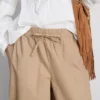 Lässige Hose mit ausgestelltem Bein Lässige Hose mit ausgestelltem Bein