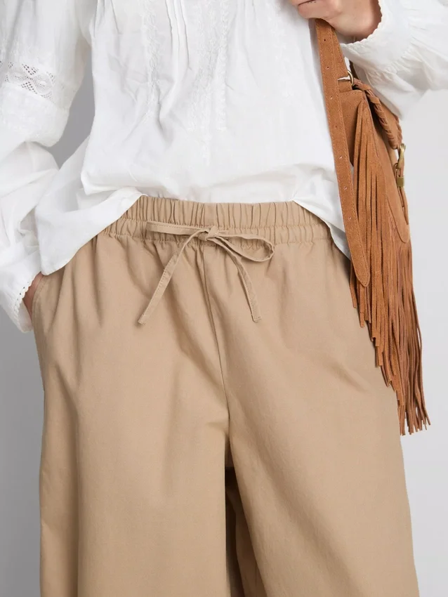 Lässige Hose mit ausgestelltem Bein Lässige Hose mit ausgestelltem Bein