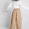 Lässige Hose mit ausgestelltem Bein Lässige Hose mit ausgestelltem Bein
