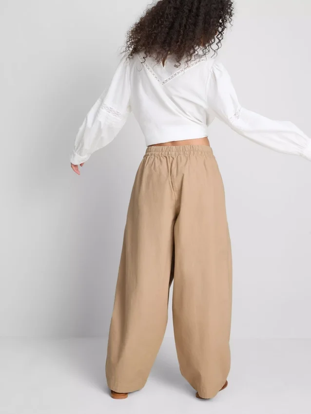 Lässige Hose mit ausgestelltem Bein Lässige Hose mit ausgestelltem Bein