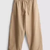 Lässige Hose mit ausgestelltem Bein Lässige Hose mit ausgestelltem Bein