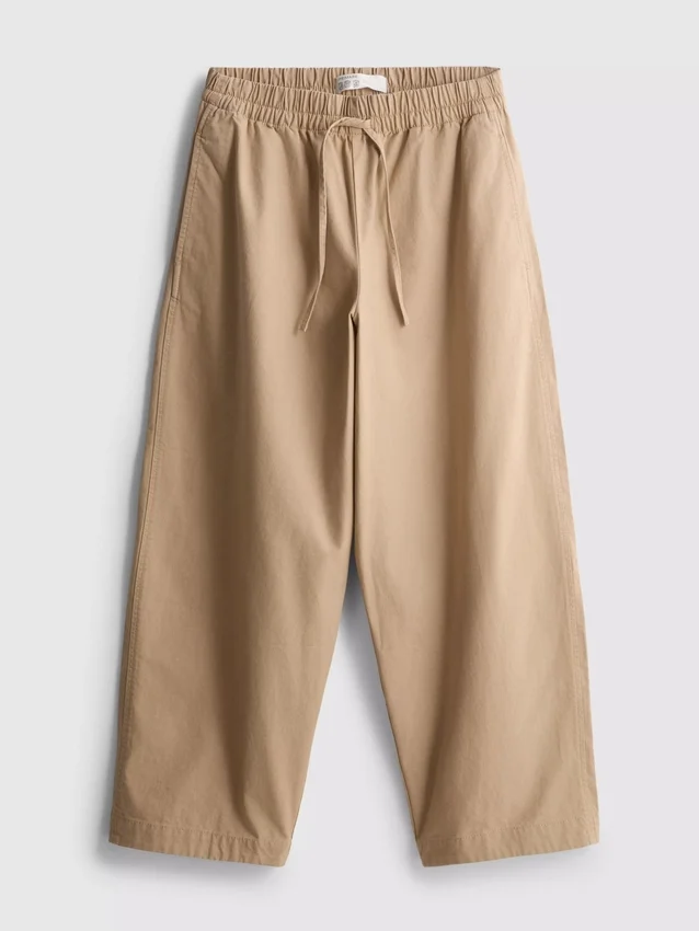 Lässige Hose mit ausgestelltem Bein Lässige Hose mit ausgestelltem Bein