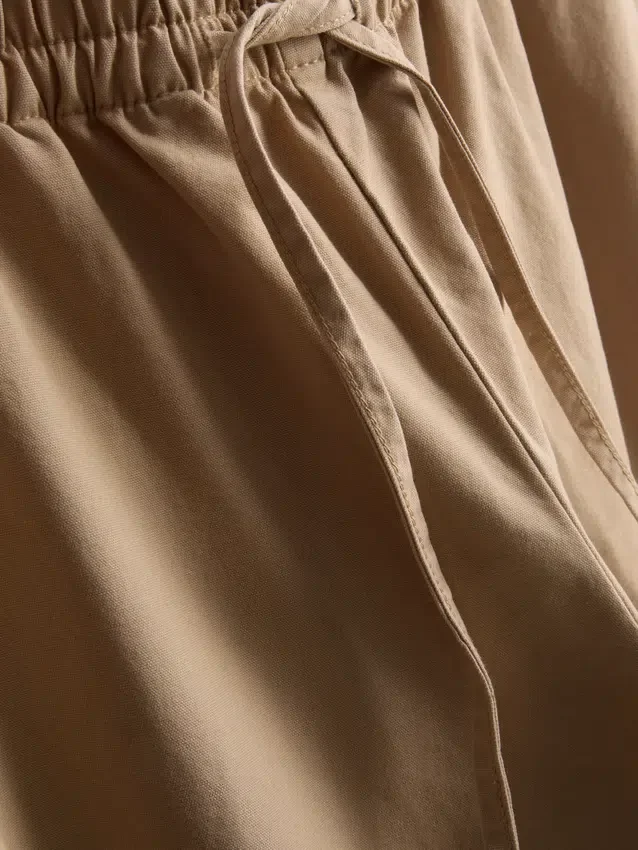 Lässige Hose mit ausgestelltem Bein Lässige Hose mit ausgestelltem Bein