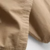Lässige Hose mit ausgestelltem Bein Lässige Hose mit ausgestelltem Bein