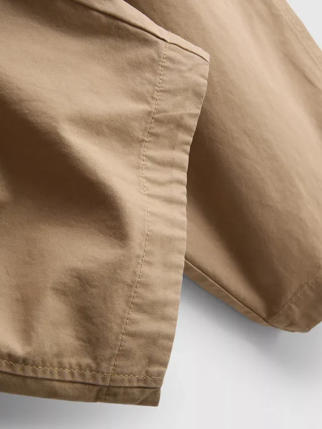 Lässige Hose mit ausgestelltem Bein Lässige Hose mit ausgestelltem Bein