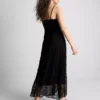 Maxikleid mit V-Ausschnitt und Spitze Maxikleid mit V-Ausschnitt und Spitze