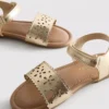 Metallic-Sandalen mit Lasercut-Design