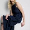 Midi-Kleid aus Baumwoll-Denim mit tief sitzender Taille Midi-Kleid aus Baumwoll-Denim mit tief sitzender Taille