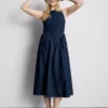 Midi-Kleid aus Baumwoll-Denim mit tief sitzender Taille Midi-Kleid aus Baumwoll-Denim mit tief sitzender Taille