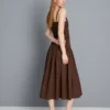 Midi-Kleid aus Baumwolle mit gerüschtem Rundhalsausschnitt Midi-Kleid aus Baumwolle mit gerüschtem Rundhalsausschnitt