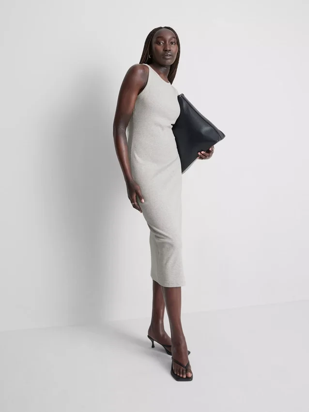Midi-Kleid mit geripptem integrierten BH Midi-Kleid mit geripptem integrierten BH
