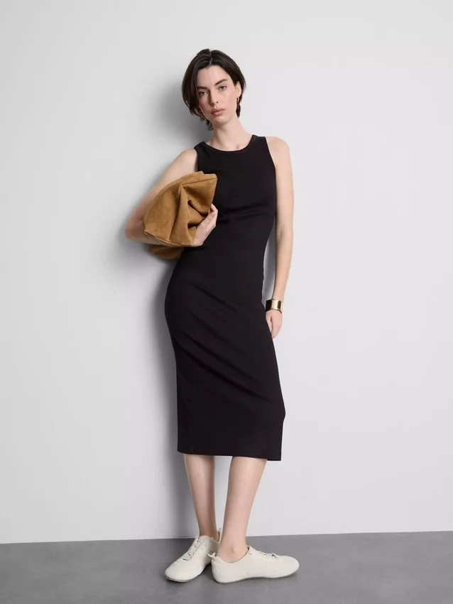 Midi-Kleid mit geripptem integrierten BH Midi-Kleid mit geripptem integrierten BH