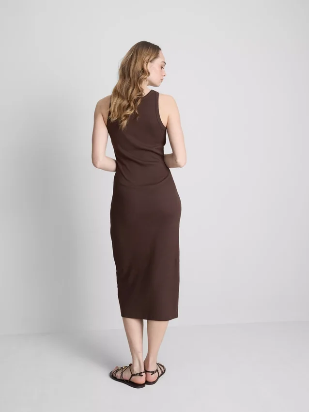 Midi-Kleid mit geripptem integrierten BH Midi-Kleid mit geripptem integrierten BH
