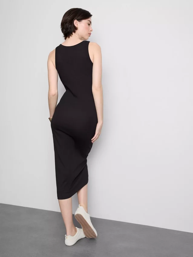Midi-Kleid mit geripptem integrierten BH Midi-Kleid mit geripptem integrierten BH