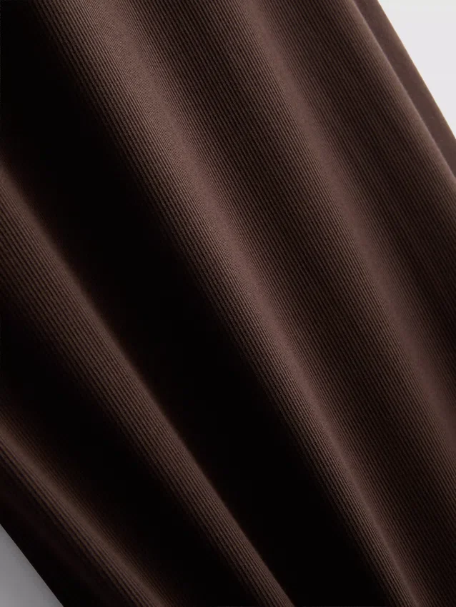 Midi-Kleid mit geripptem integrierten BH Midi-Kleid mit geripptem integrierten BH