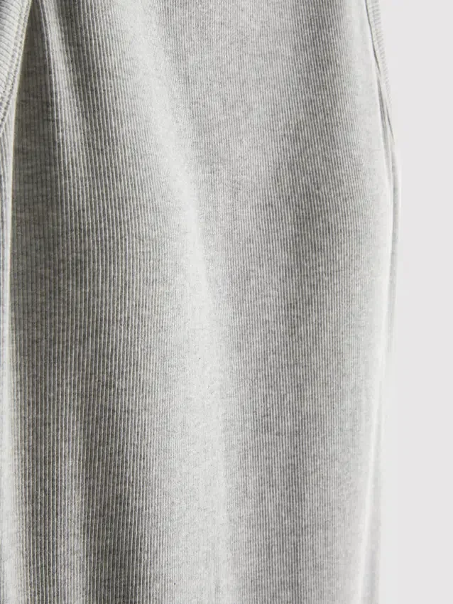 Midi-Kleid mit geripptem integrierten BH Midi-Kleid mit geripptem integrierten BH