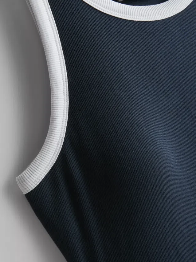 Midi-Kleid mit geripptem integrierten BH Midi-Kleid mit geripptem integrierten BH
