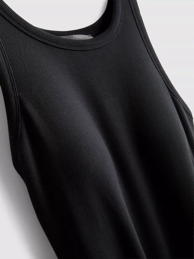 Midi-Kleid mit geripptem integrierten BH Midi-Kleid mit geripptem integrierten BH