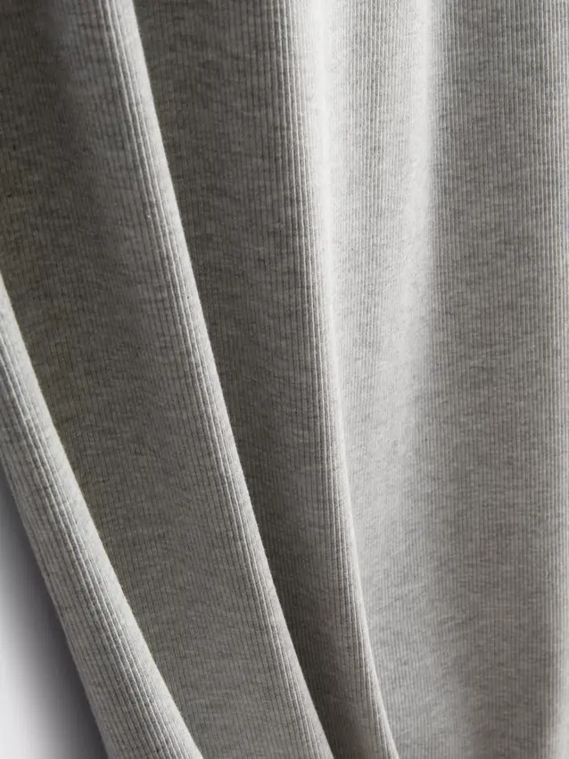 Midi-Kleid mit geripptem integrierten BH Midi-Kleid mit geripptem integrierten BH