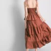 Midi-Kleid mit gestuften Rüschen Midi-Kleid mit gestuften Rüschen