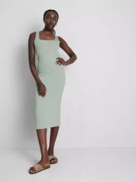 Midi-Kleid mit quadratischem Ausschnitt im Second-Skin-Look