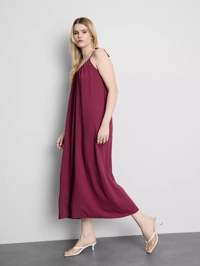 Midi-Kleid mit Trägern Midi-Kleid mit Trägern