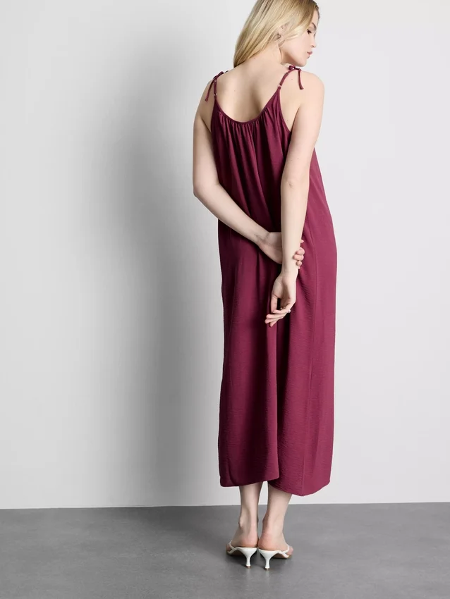 Midi-Kleid mit Trägern Midi-Kleid mit Trägern