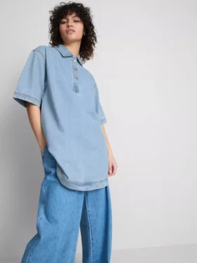 Mini-Etuikleid aus Baumwoll-Denim mit Kragen Mini-Etuikleid aus Baumwoll-Denim mit Kragen