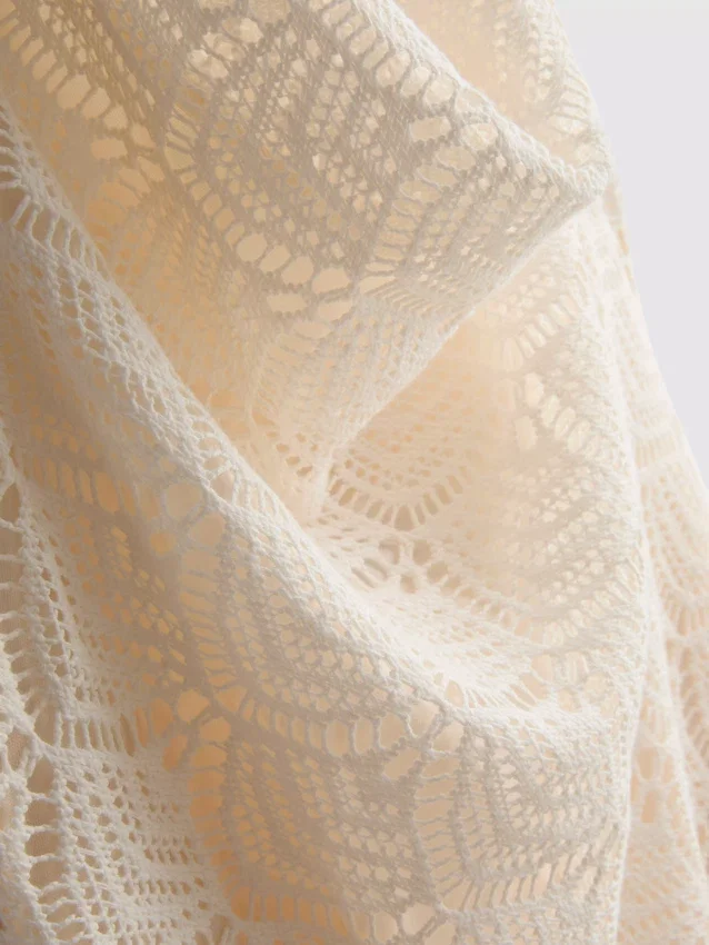 Mini-Halterkleid mit Rollkragen, gehäkelt Mini-Halterkleid mit Rollkragen, gehäkelt