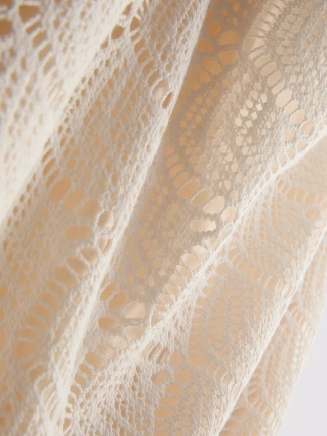 Mini-Halterkleid mit Rollkragen, gehäkelt Mini-Halterkleid mit Rollkragen, gehäkelt