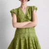 Mini-Kleid aus Baumwolle mit Lochstickerei und Rüschen Mini-Kleid aus Baumwolle mit Lochstickerei und Rüschen