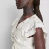 Mini-Kleid aus Baumwolle mit Lochstickerei und Rüschen Mini-Kleid aus Baumwolle mit Lochstickerei und Rüschen