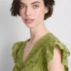Mini-Kleid aus Baumwolle mit Lochstickerei und Rüschen Mini-Kleid aus Baumwolle mit Lochstickerei und Rüschen