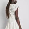 Mini-Kleid aus Baumwolle mit Lochstickerei und Rüschen Mini-Kleid aus Baumwolle mit Lochstickerei und Rüschen