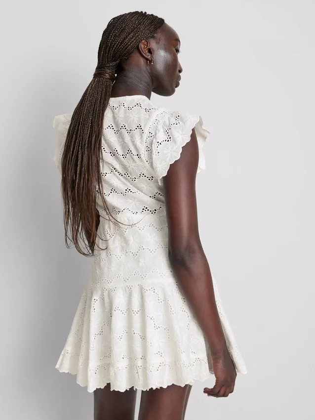 Mini-Kleid aus Baumwolle mit Lochstickerei und Rüschen Mini-Kleid aus Baumwolle mit Lochstickerei und Rüschen