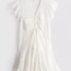 Mini-Kleid aus Baumwolle mit Lochstickerei und Rüschen Mini-Kleid aus Baumwolle mit Lochstickerei und Rüschen