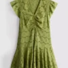Mini-Kleid aus Baumwolle mit Lochstickerei und Rüschen Mini-Kleid aus Baumwolle mit Lochstickerei und Rüschen
