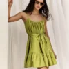 Mini-Kleid aus Popeline mit Rüschen und Trägern Mini-Kleid aus Popeline mit Rüschen und Trägern