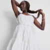 Mini-Kleid aus Popeline mit Rüschen und Trägern Mini-Kleid aus Popeline mit Rüschen und Trägern