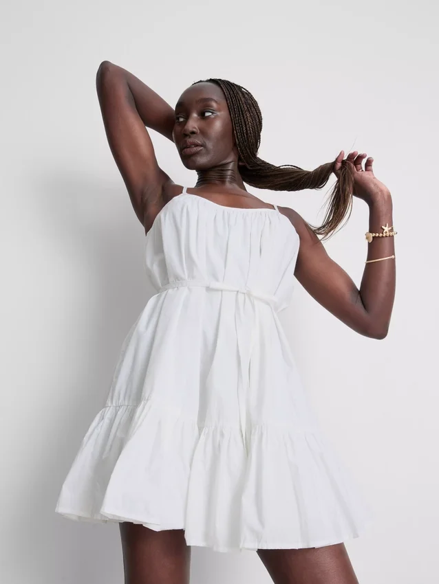 Mini-Kleid aus Popeline mit Rüschen und Trägern Mini-Kleid aus Popeline mit Rüschen und Trägern