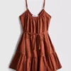 Mini-Kleid aus Popeline mit Rüschen und Trägern Mini-Kleid aus Popeline mit Rüschen und Trägern